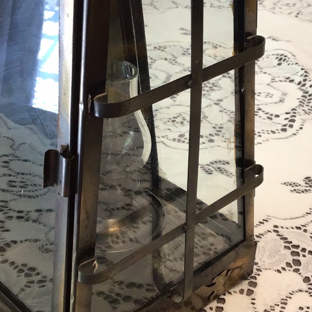 Antique Real Metal Kerosene/Oil Lantern with Handle. Beautiful details. - Picture 8 of 10